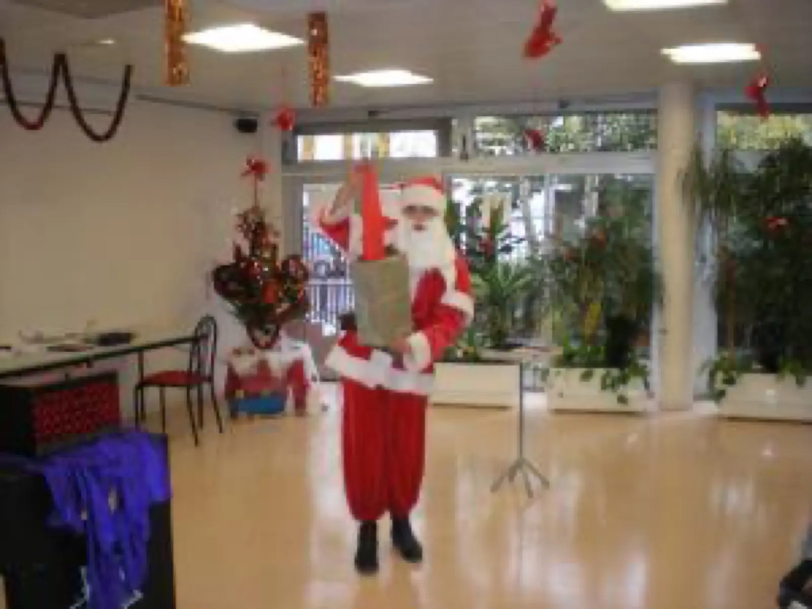 Émerveillement d'enfants au spectacle de Noël
