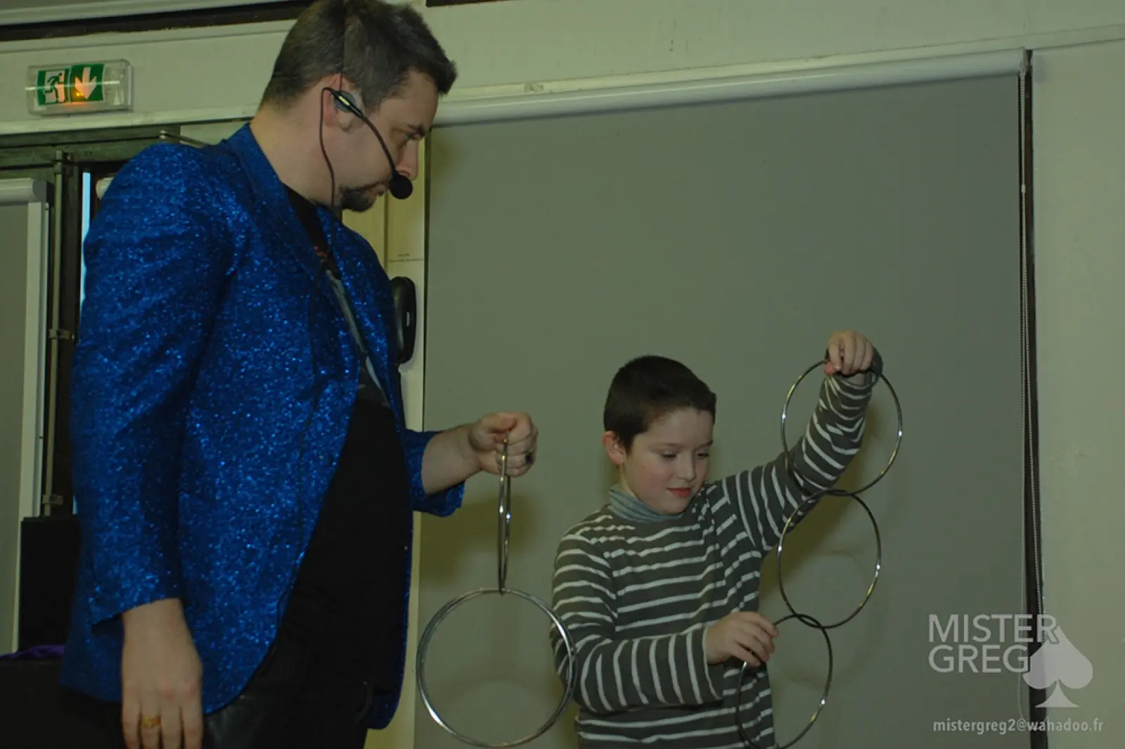 Rires des invités pendant un effet magique