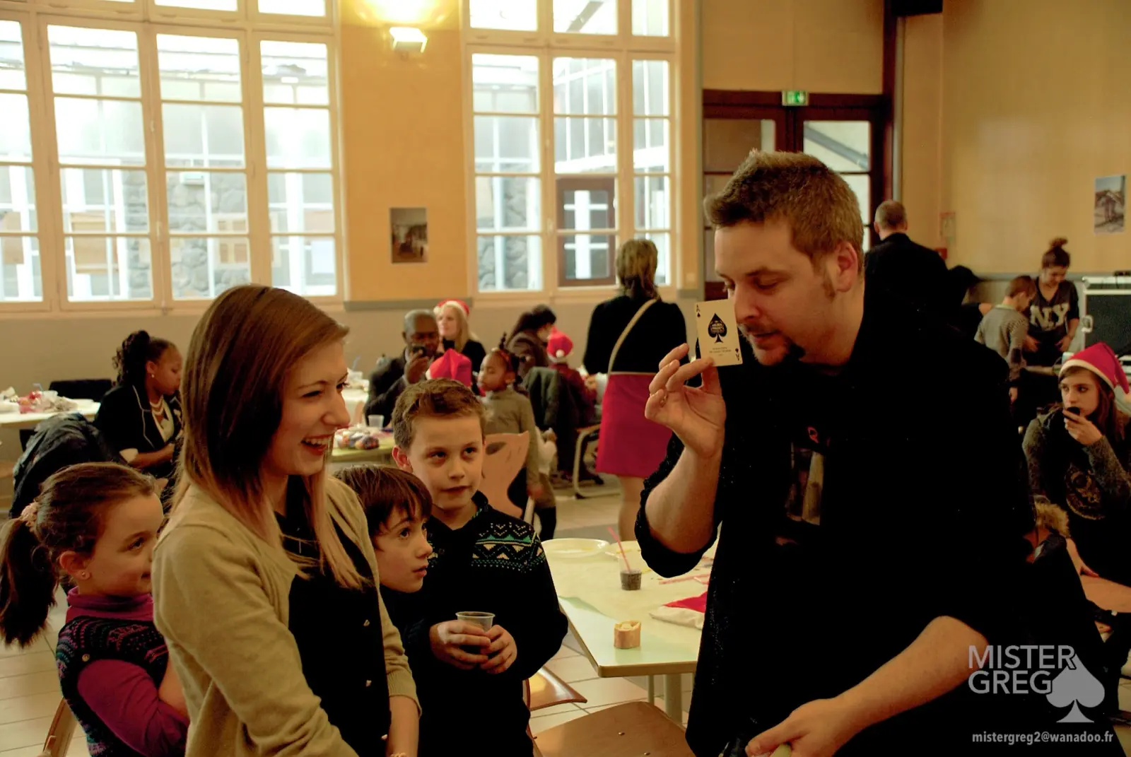 Public captivé par un tour de close-up